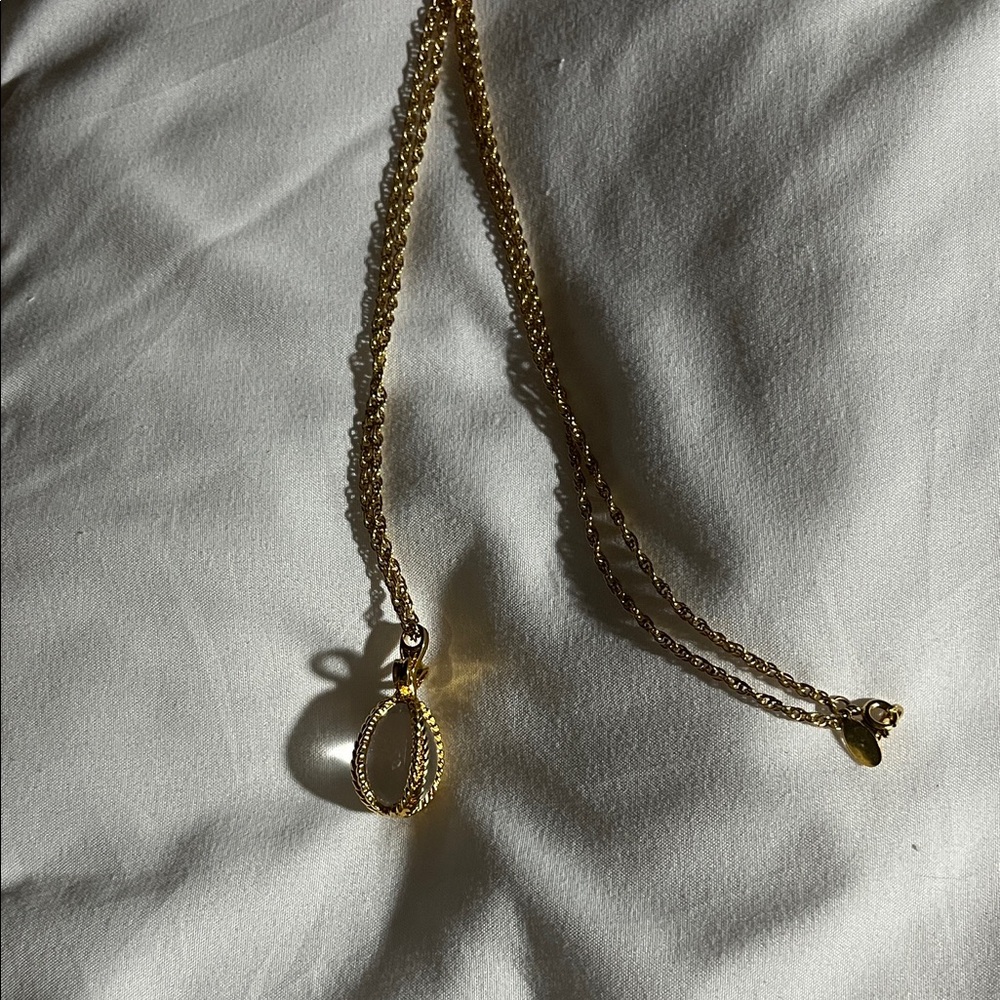 Elegant Gold Teardrop Necklace vintage